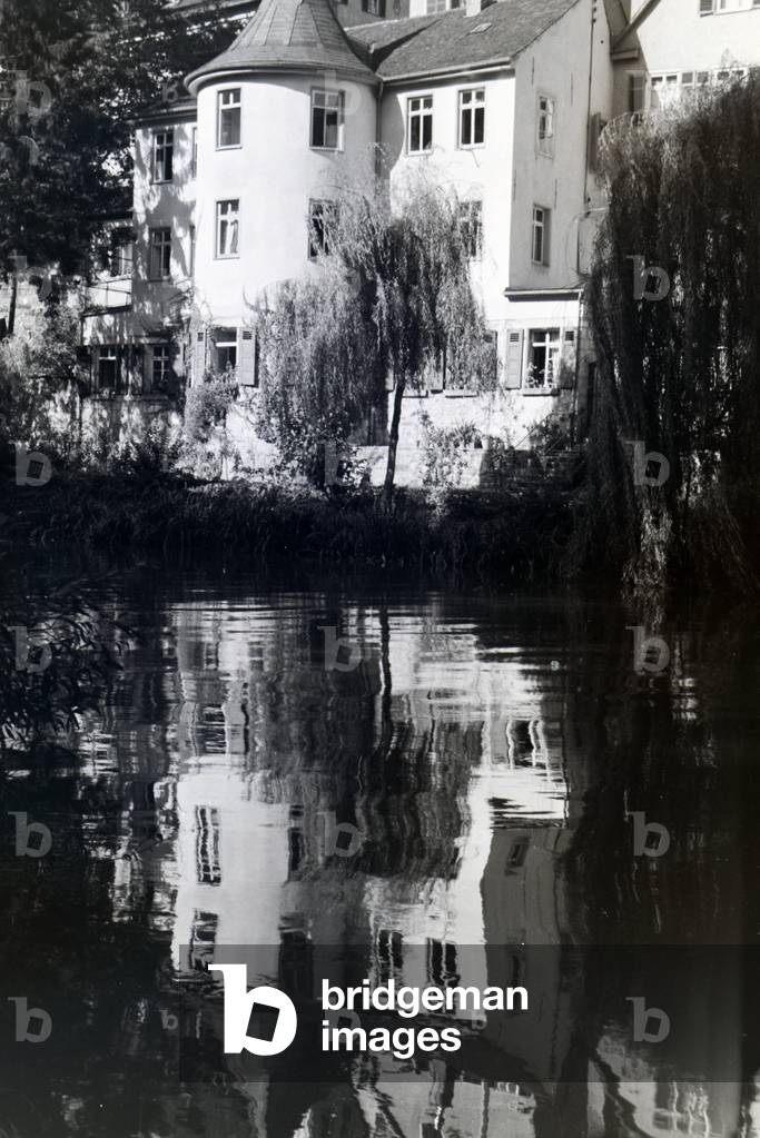 The facades of half-timbered houses along the Neckar with the Hölderlinturm in Tübingen, Germany 1930s (b/w photo)