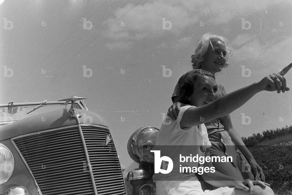 A trip to the Bohemian Forest with the Ford V8, Germany 1930s (b/w photo)