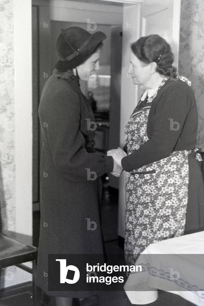 World champion Anni Kapell at her family, Germany 1941 (b/w photo)