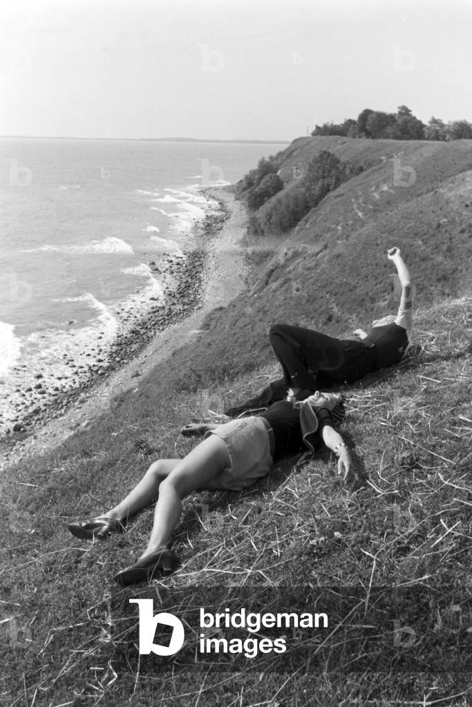 Summer vacations on the Baltic Sea, Germany 1930s (b/w photo)