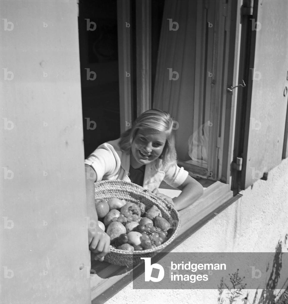 A young woman in the garden in summertime, Germany 1930s (b/w photo)