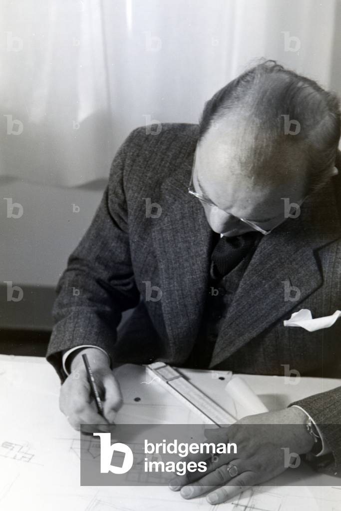The architect Franz Ruff drawing and explaining the draft, sketch of a building, Germany 1930s