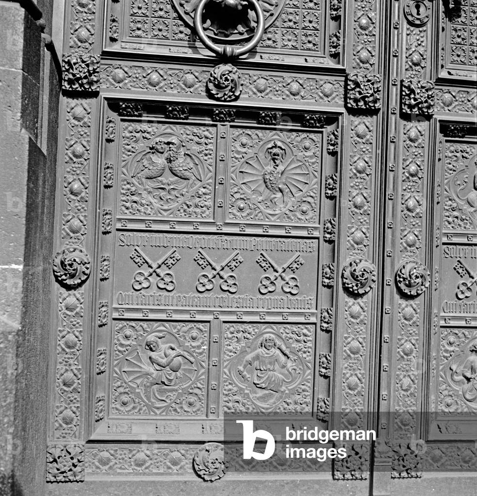 Latin inscriptions on the entrance of the Cologne cathedral, 1930s (b/w photo)