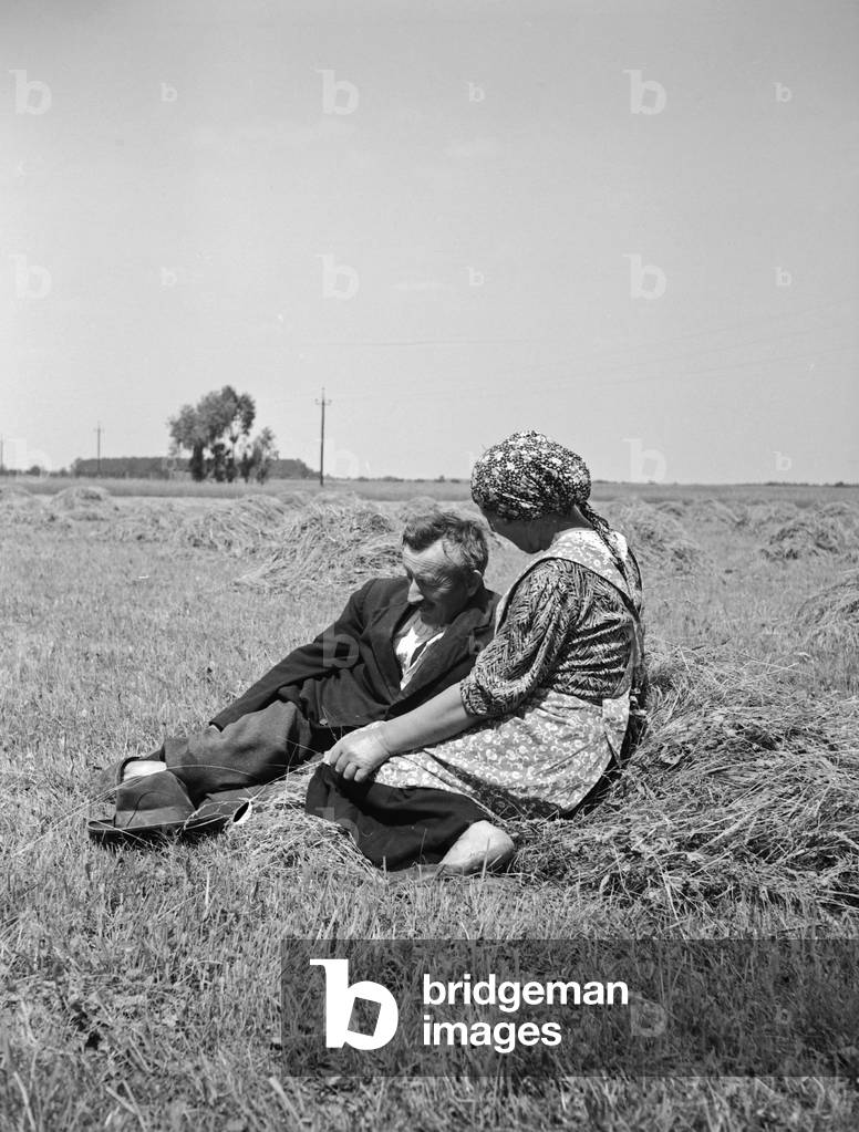 Peopel resting from wandering and having a picknick, Germany 1930s (b/w photo)