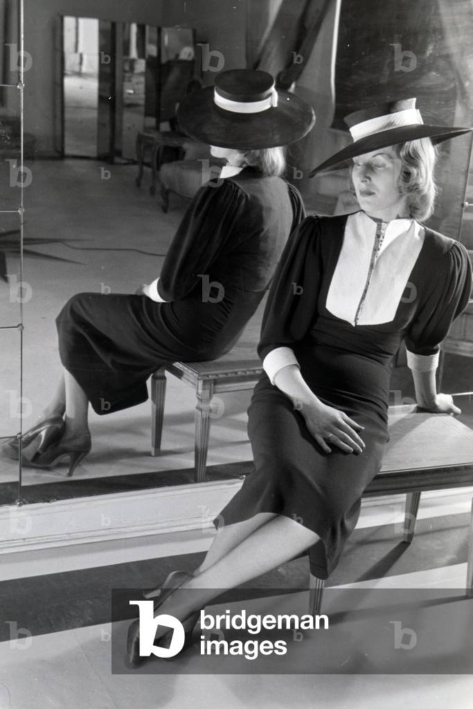 A model trying a dress of fashion designer Heinz Schulze-Bibernell, Germany ca.1939 (b/w photo)