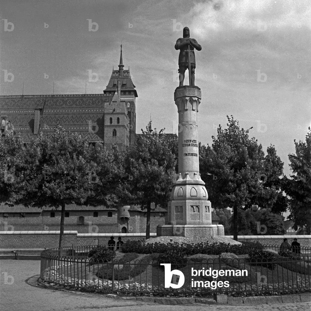 Ordensburg Marienburg with ballot monument at East Prussia, Germany 1930s (b/w photo)