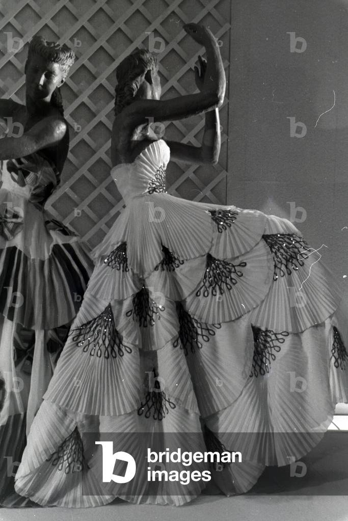 Display dummys in feastful evening dresses, made of the synthetic rubber vistra of the chemistry company I, G. Farbenindustrie AG, Germany 1940s (b/w photo)