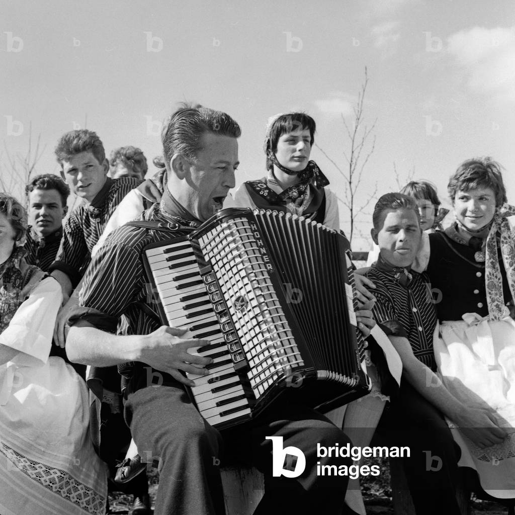 Members of a Speeldeel singing in the array of the Oldenburg landscape, Germany 1960s