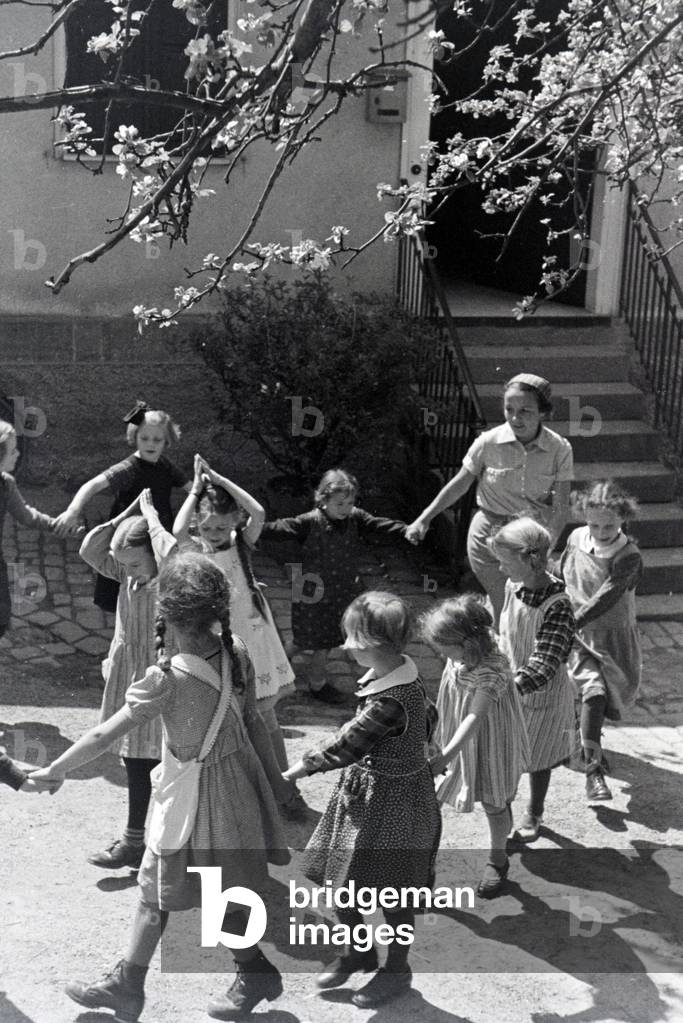 A school class in the Black Forest, Germany 1930s (b/w photo)