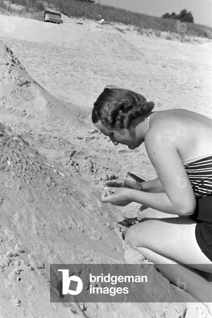 Holidaymaker at the beach of the BAltic Sea, Germany 1930s (b/w photo)