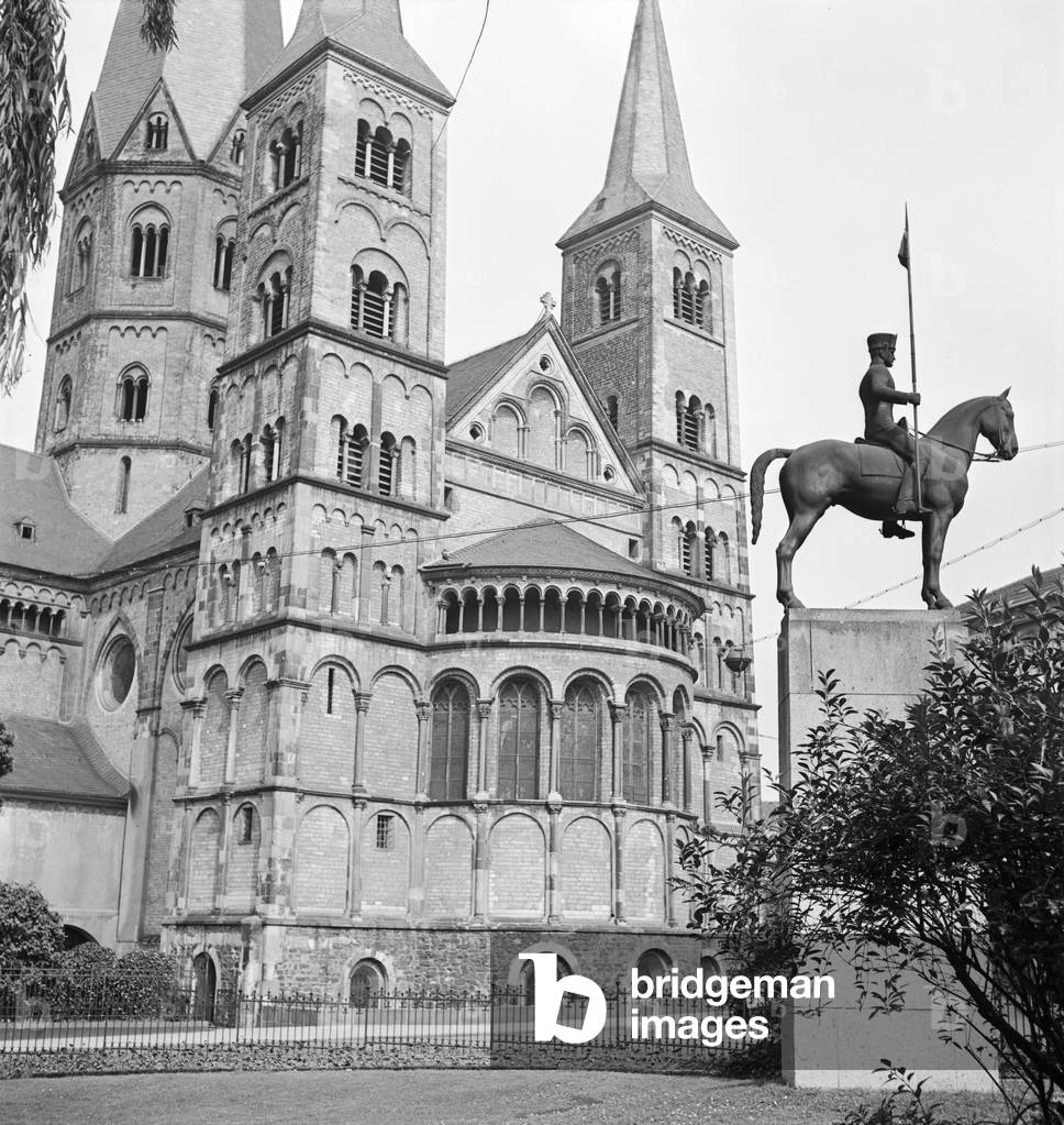 View from Martin square to equestrian sculpture and the minster of Bonn, Germany 1930s (b/w photo)