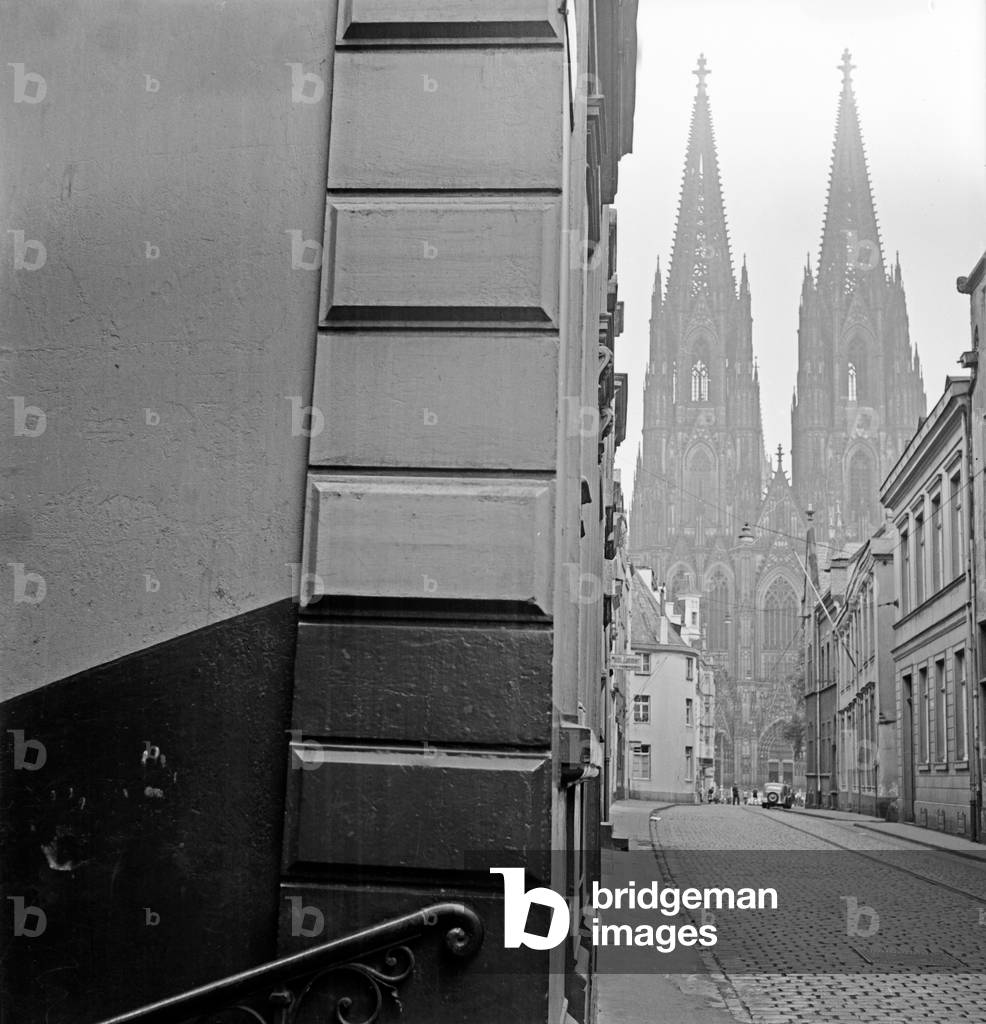 Total view of the Cologne cathedral from Burgmauer street, 1930s (b/w photo)