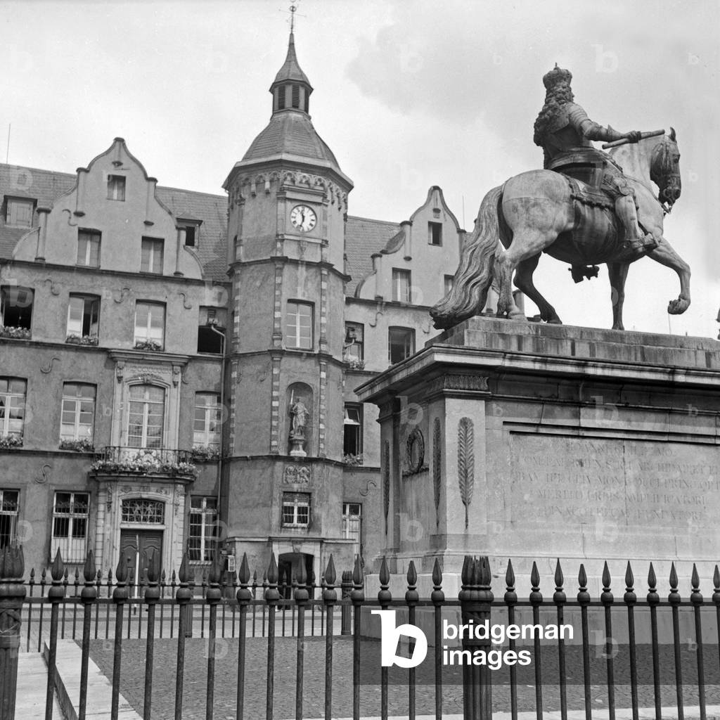 Main market with equestrian sculpture of elector Jan Wellem at the old city of Duesseldorf, Germany 1930s (b/w photo)