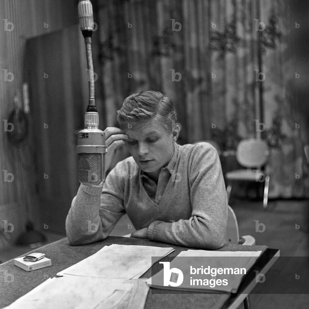 German actor Hardy Krueger as a speaker of an audio play at Hamburg, Germany 1950s