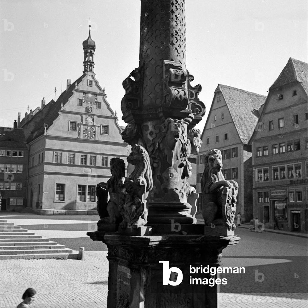 Market at Rothenburg ob der Tauber, Germany 1930s (b/w photo)