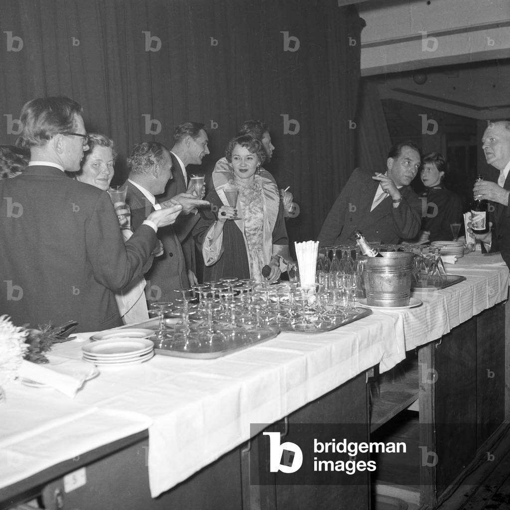 People enjoy some sparkling wine after the Miss Germany 1953 / 54 voting in Hamburg