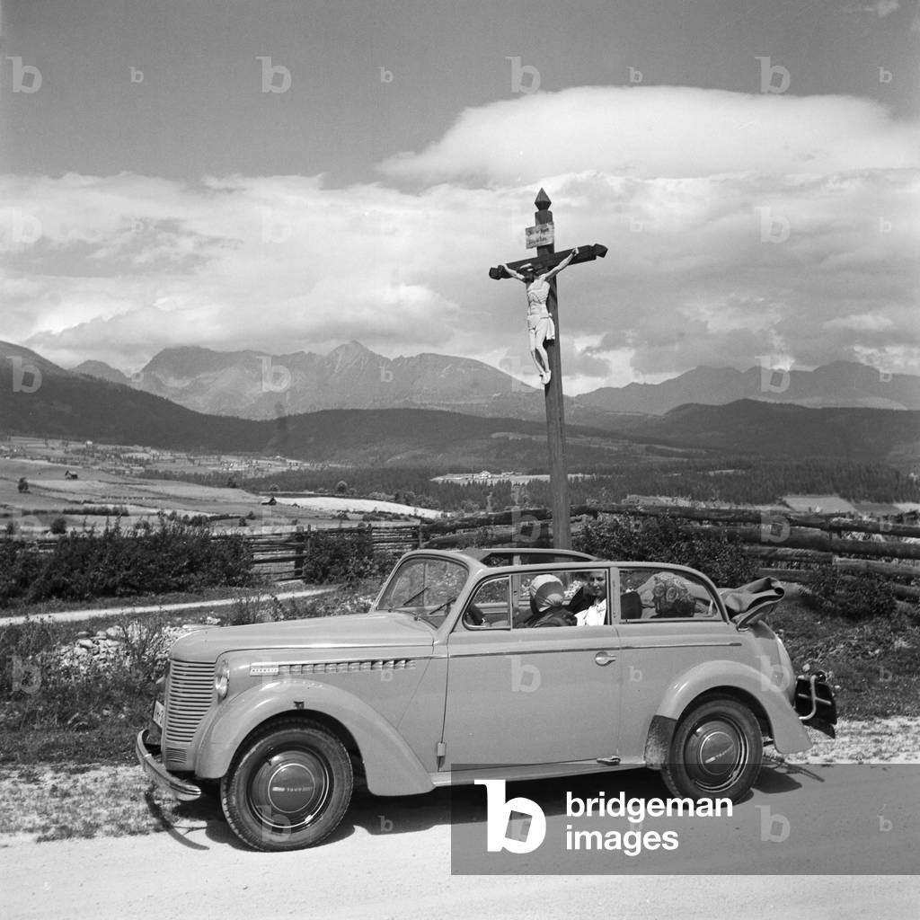 On the road in an Opel model Olympia, Germany 1930s (b/w photo)