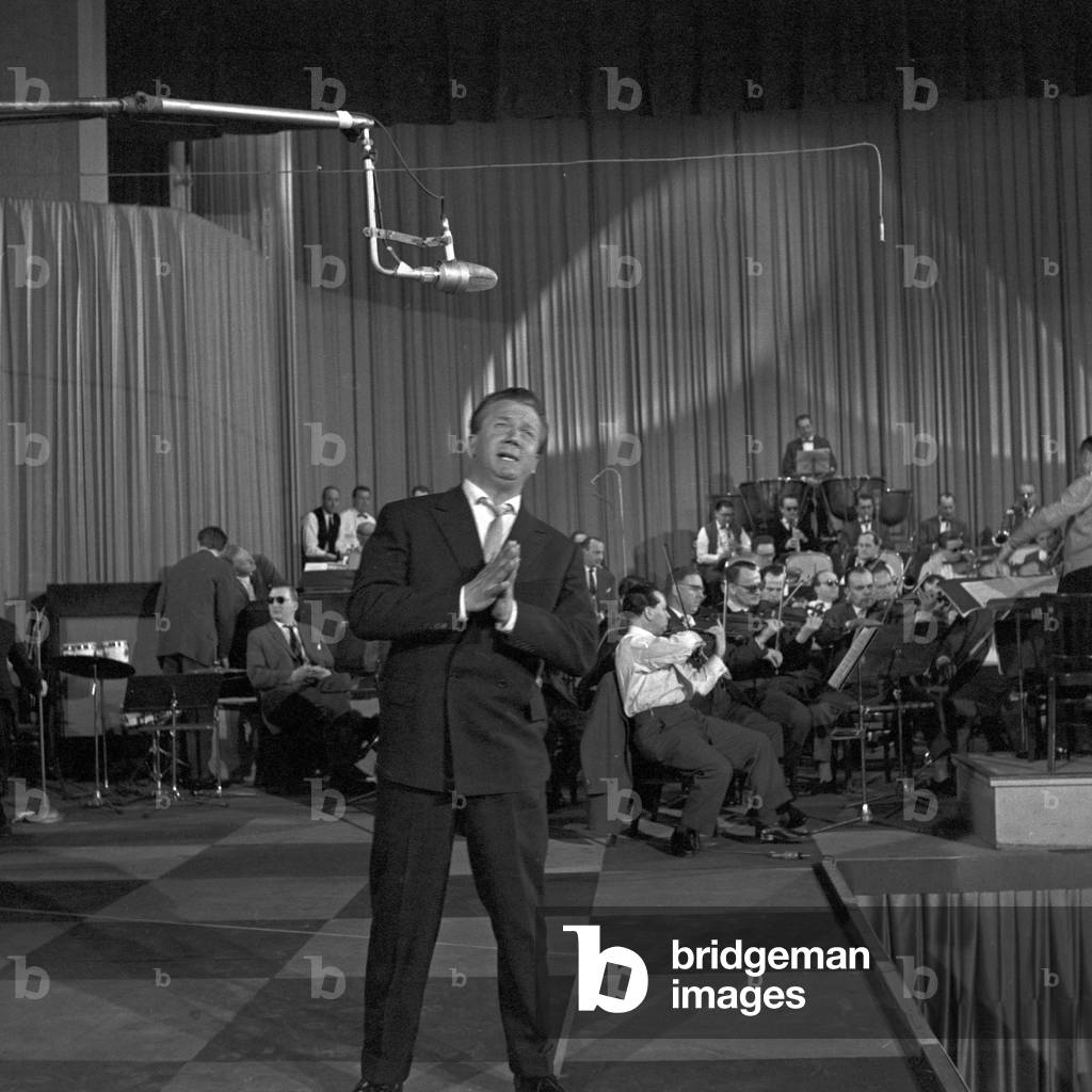 German opera singer Rudolf Schock performing at Grosse Hamburger Musikhalle at Hamburg, Germany 1950s