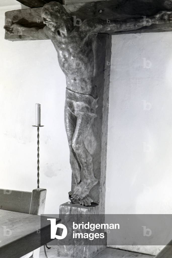 Big wooden sculpture of Jesus Christ on the cross in Hartmannsberg castle, the residence of Hitler´s favoured sculptor Josef Thorak, Germany 1930s (b/w photo)