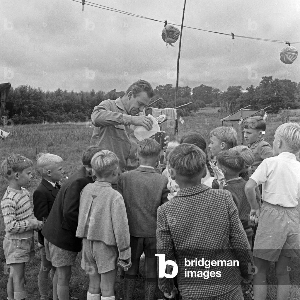German entertainer Peter Frankenfeld with children in the garden at his home, Germany 1950s