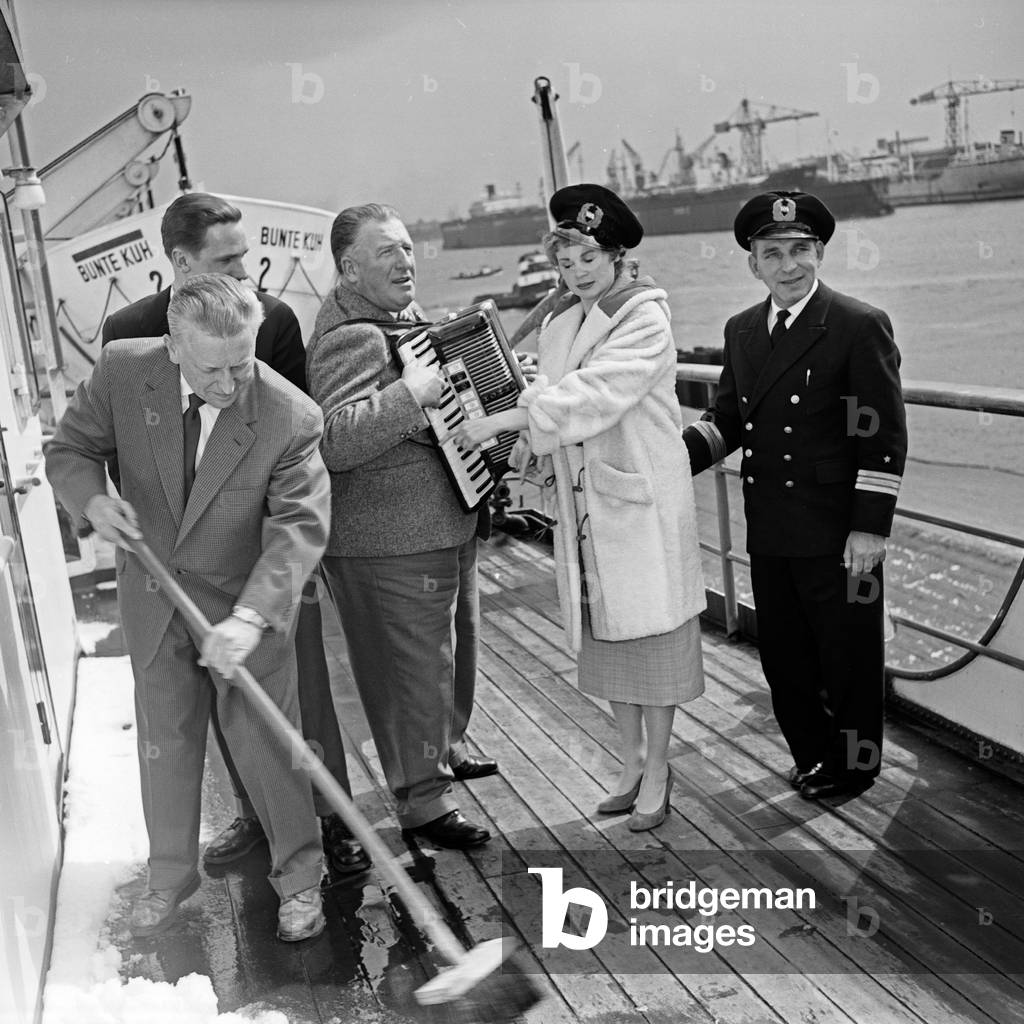 Cast of the Hamburg Ohnsorg Theatre at the ship 