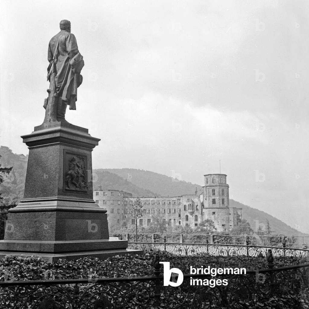 Heidelberg castle, seen from the Grosse Scheffelterrasse terrace, Germany 1930s (b/w photo)