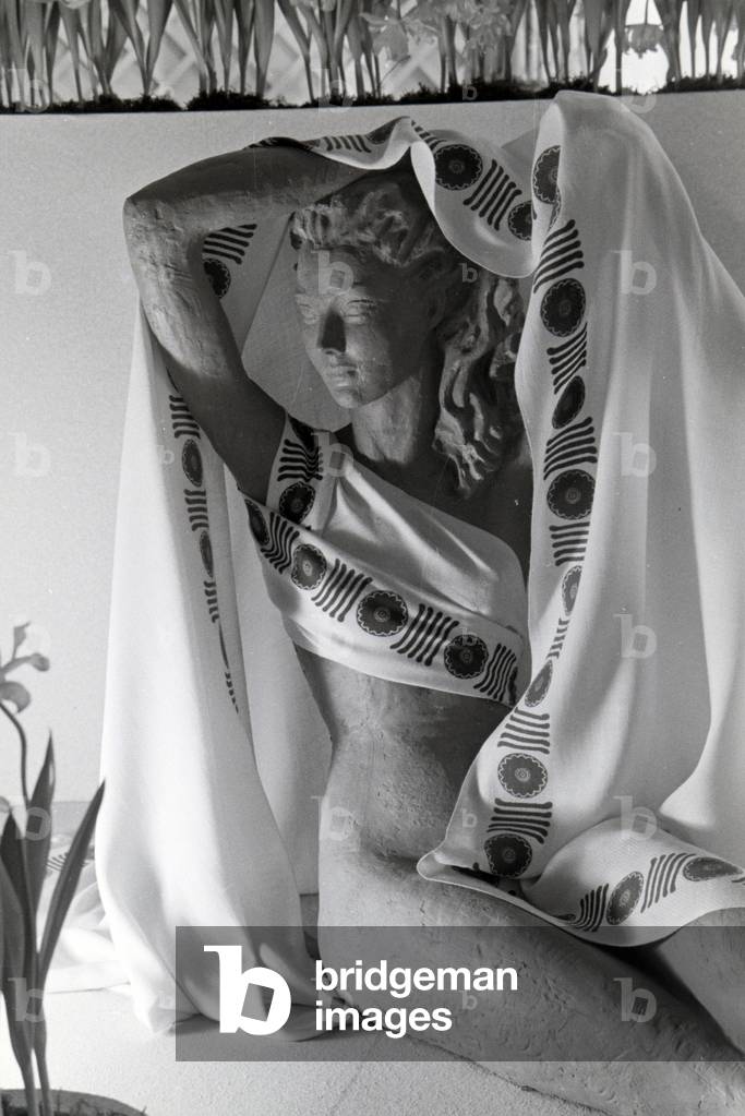 Display dummy in a sun-frock, made of the synthetic rubber vistra of the chemistry company I, G. Farbenindustrie AG, Germany 1940s (b/w photo)