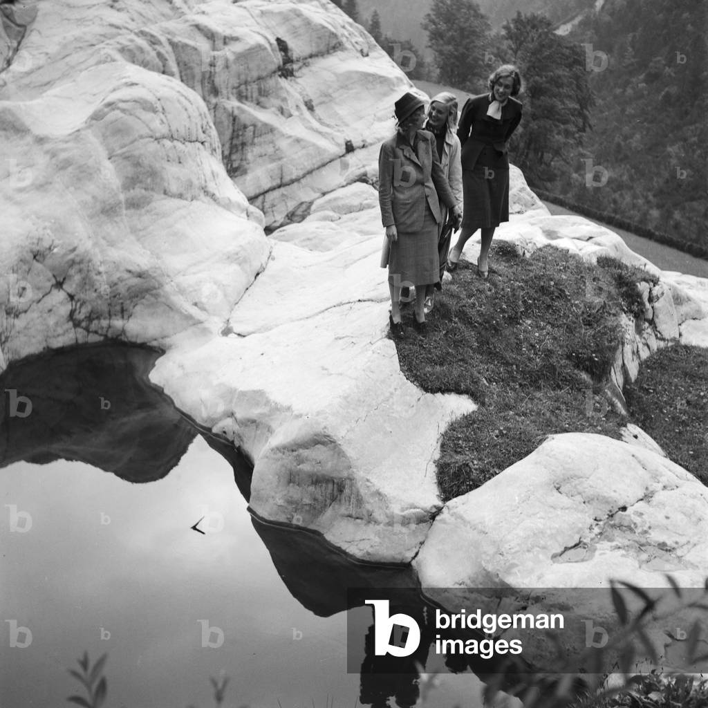 Three young women on a little hill at the Wachau area in Austria, Germany 1930s (b/w photo)