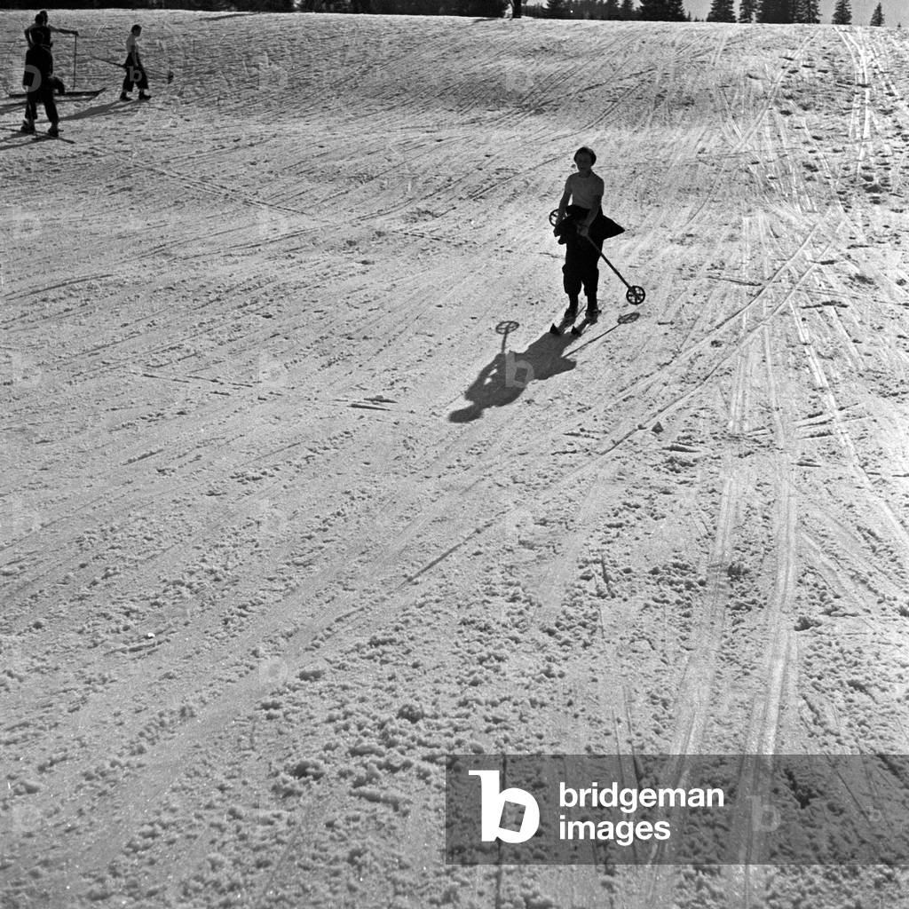Skiers racing downhill, Germany 1930s (b/w photo)