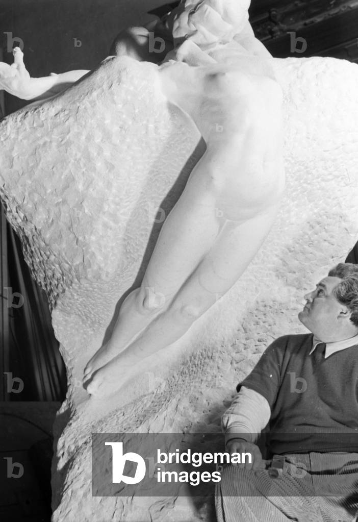 Visitation of the Austrian sculptor Gustinus Ambrosi, Germany 1930s (b/w photo)