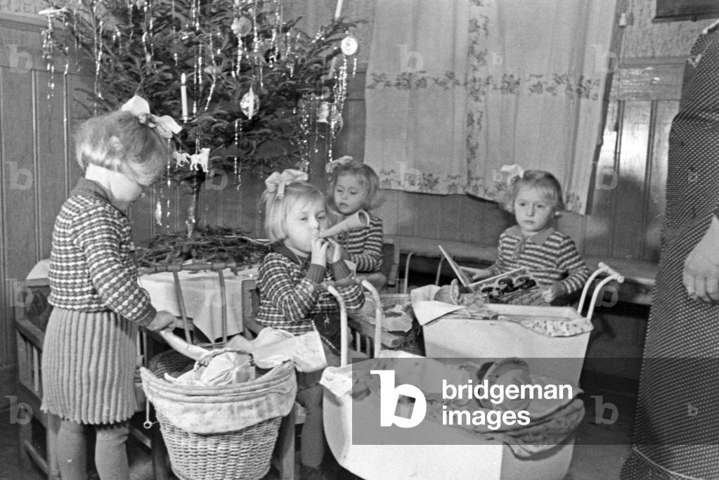 Christmas at a family with quadruplet girls, Germany 1930s (b/w photo)