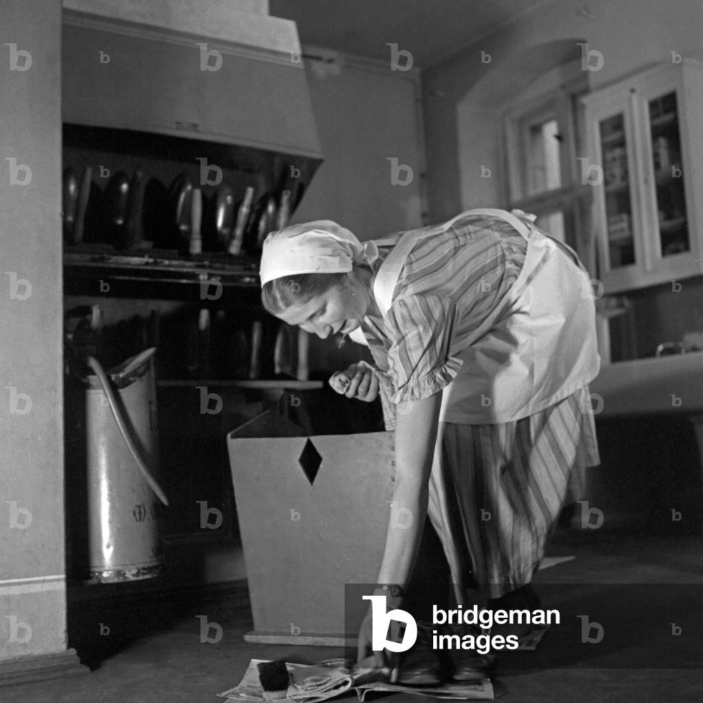 Home economics is one aspect for girls at the Reichsberufswettkampf contest 1937, Germany 1930s (b/w photo)