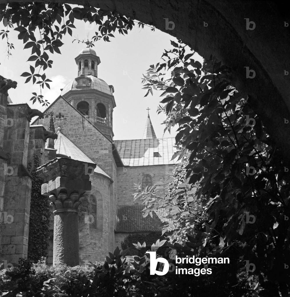 View to St Mary's cathedral at Hildesheim, Germany 1930s (b/w photo)