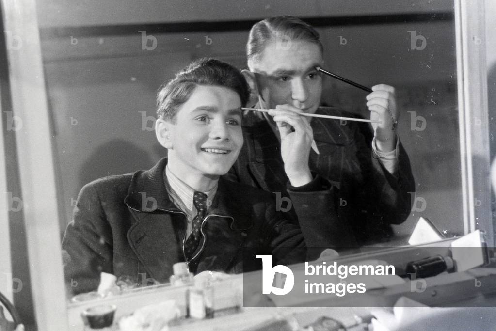 Actors putting on make-up for the audition for the film Familienanschluss by Carl Boese, Germany ca.1940 (b/w photo)