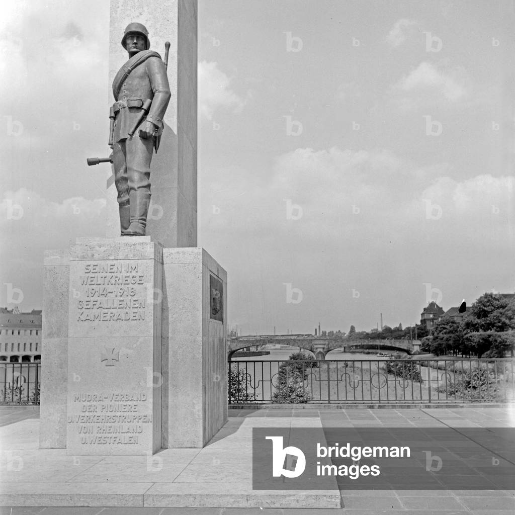 WWI memorial for fallen soldiers from Muelheim Ruhr, Germany 1930s (b/w photo)