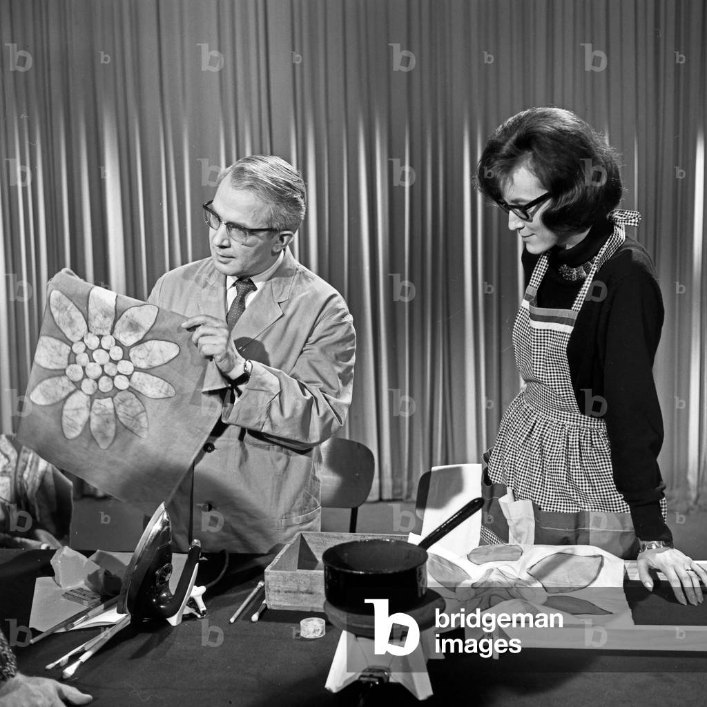 Presenter Friedrich Karl Ries (left) explaining the basics of batik dyeing in his homeworking show, Germany 1960s