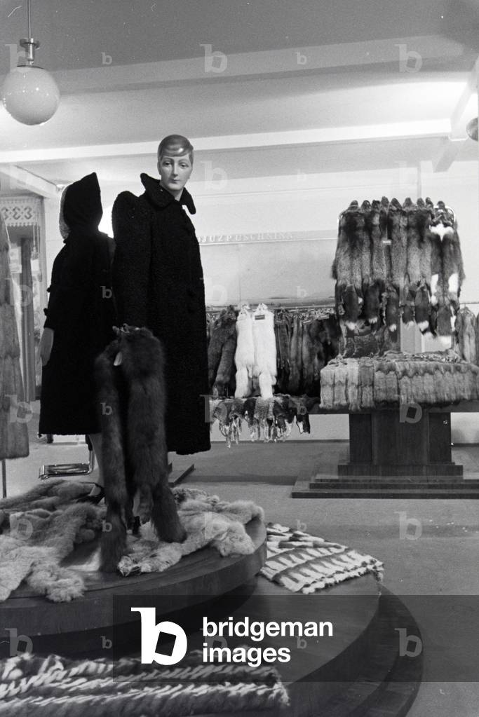 A stand with coats on the Leipziger Frühjahrsmesse, Germany 1941 (b/w photo)