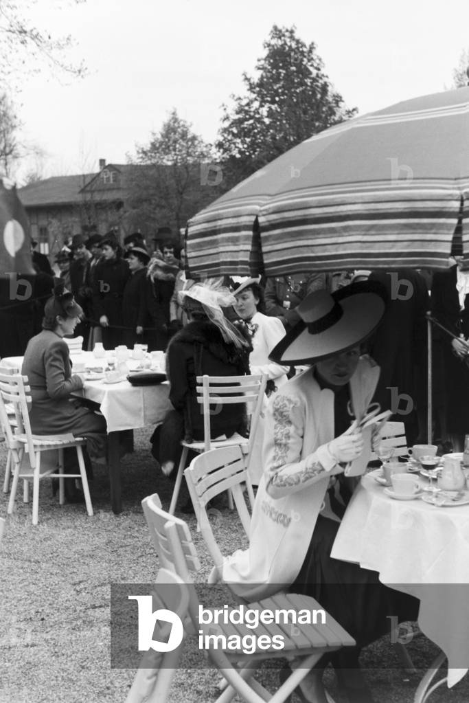 Spectators at the Moderennen horse race in Berlin, Germany 1930s (b/w photo)