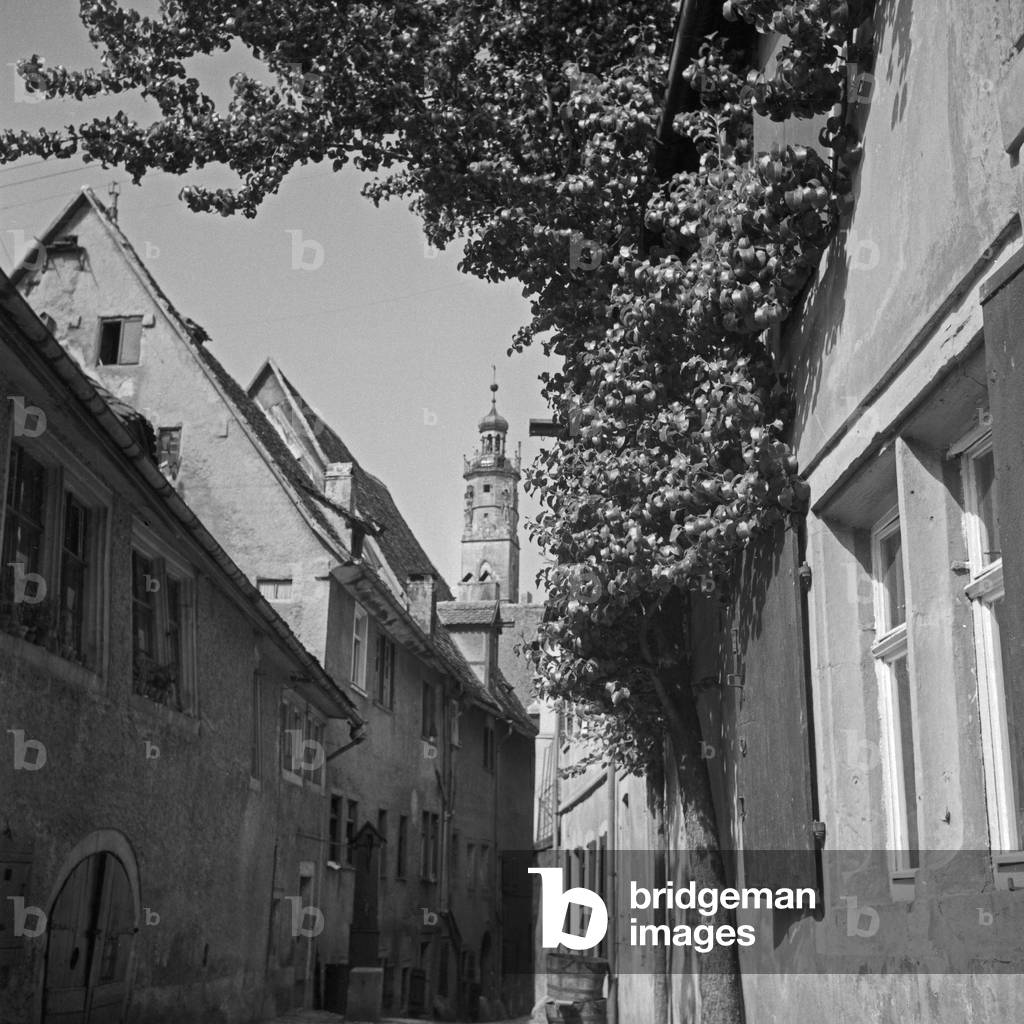 Scenic little lane at Rothenburg ob der Tauber, Germany 1930s (b/w photo)