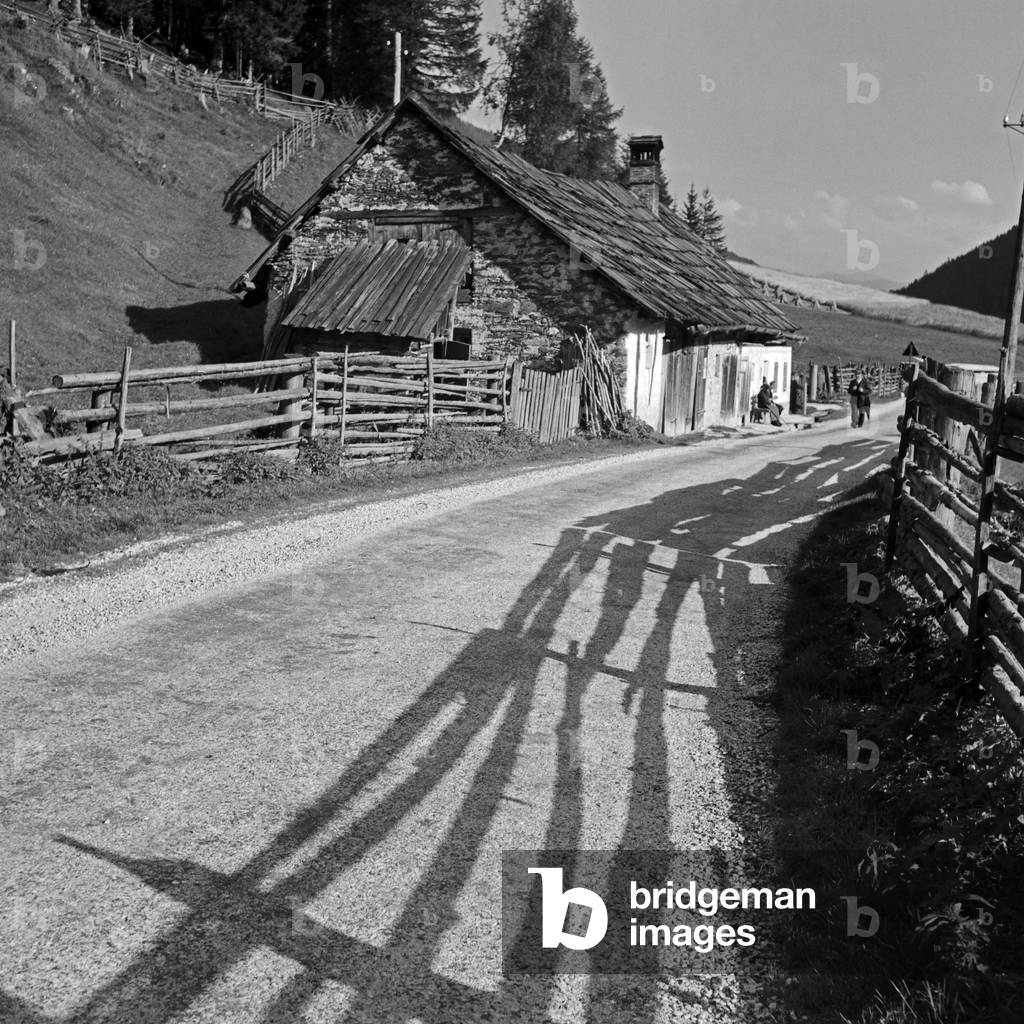 Travelling through Austria by car seeing old farmhouses, 1930s (b/w photo)