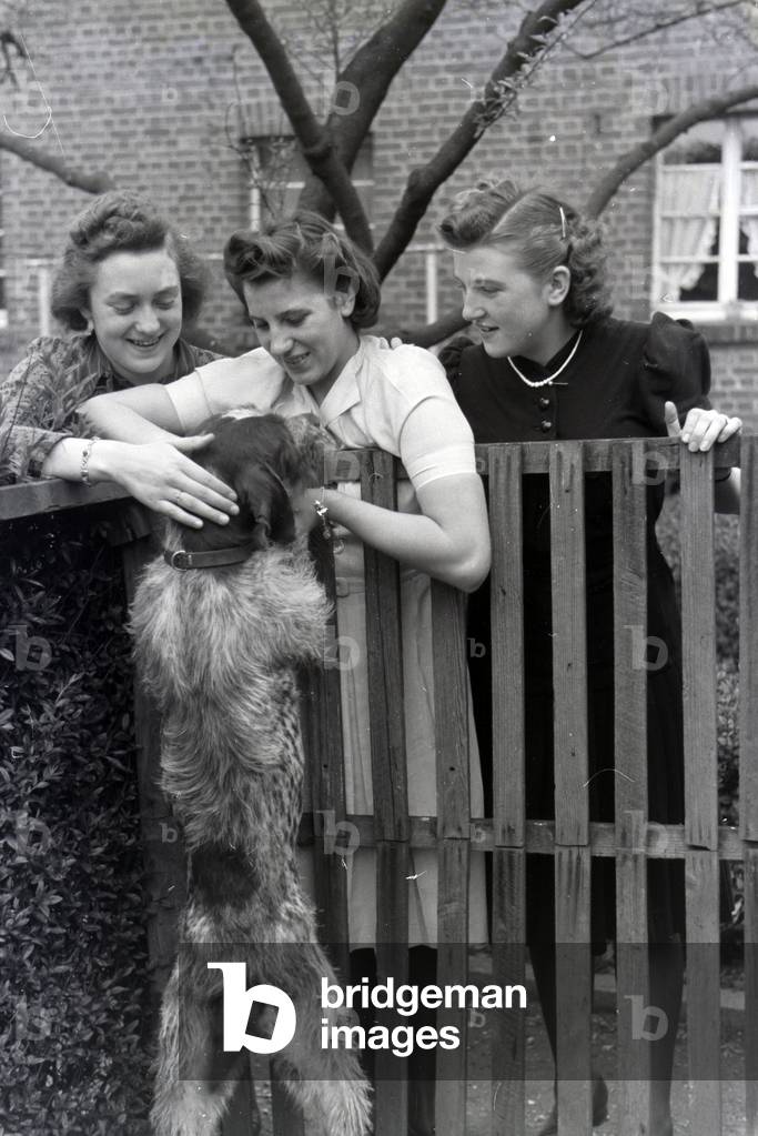 World champion Anni Kapell with friends at her family in Düsseldorf, Germany 1941 (b/w photo)