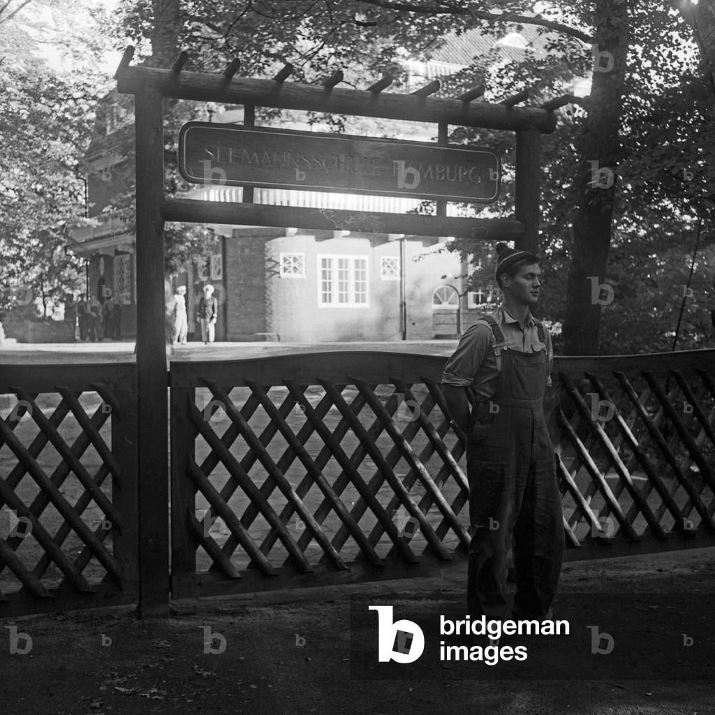 Guard at the entrance to the navigation school Falkenstein at Hamburg Blankenese, Germany 1950s