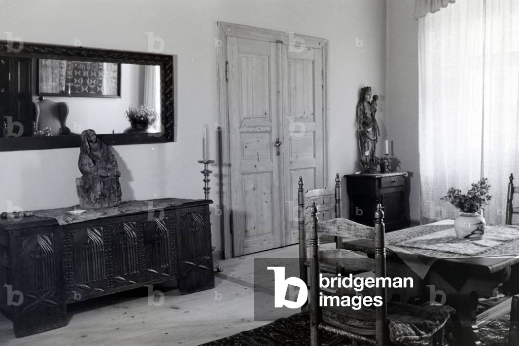View of the dining room, living room in the Hartmannsberg castle, the residence of Hitler´s favoured sculptor Josef Thorak, Germany 1930s (b/w photo)
