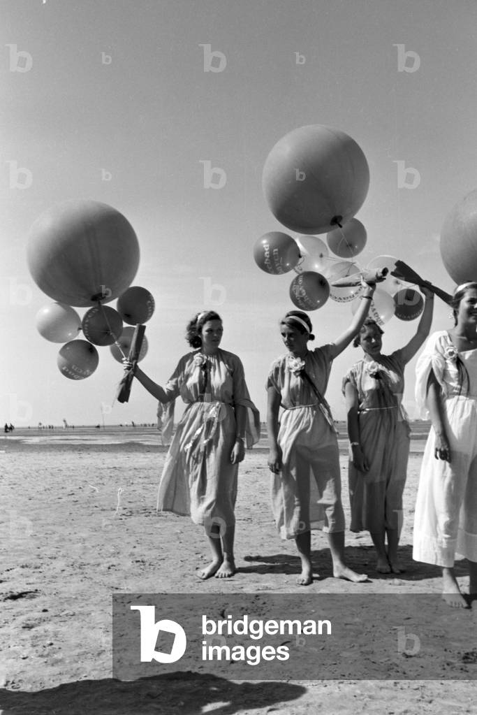 Regional custom: Duhner Wattrennen horserace at Duhnen near Cuxhaven, Germany 1930s (b/w photo)