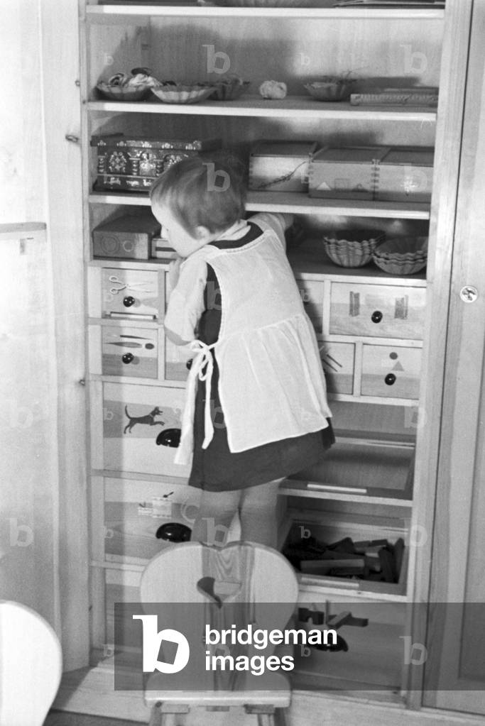 A toddler in the kindergarten of the Fröbelhaus in Oberweißbach, Germany 1930s (b/w photo)