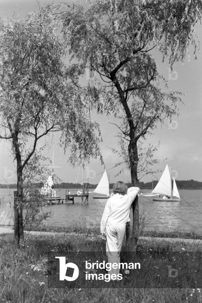 Leisure time after the sailing lessons on the Chiemsee, Germany 1930s (b/w photo)