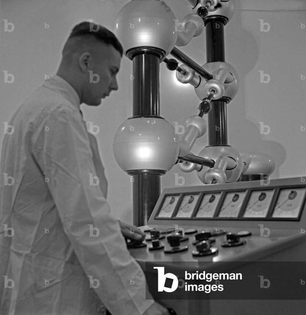 A staff member of Professor Peter Debye from the Kaiser Wilhelm Institute for Physics at the control desk, Berlin Dahlem, 1930s (b/w photo)