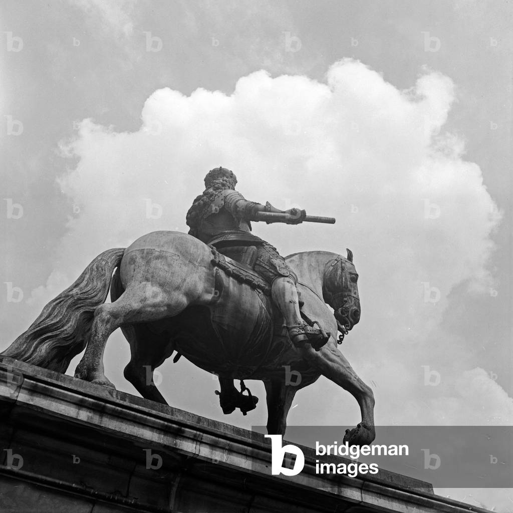 Monument of elector Jan Wellem on market square in the old city of Duesseldorf, Germany 1930s (b/w photo)