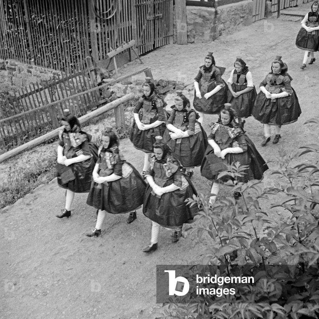 Procession with girls wearing the Western Hessian array of the Schwalm area, Germany 1930s (b/w photo)