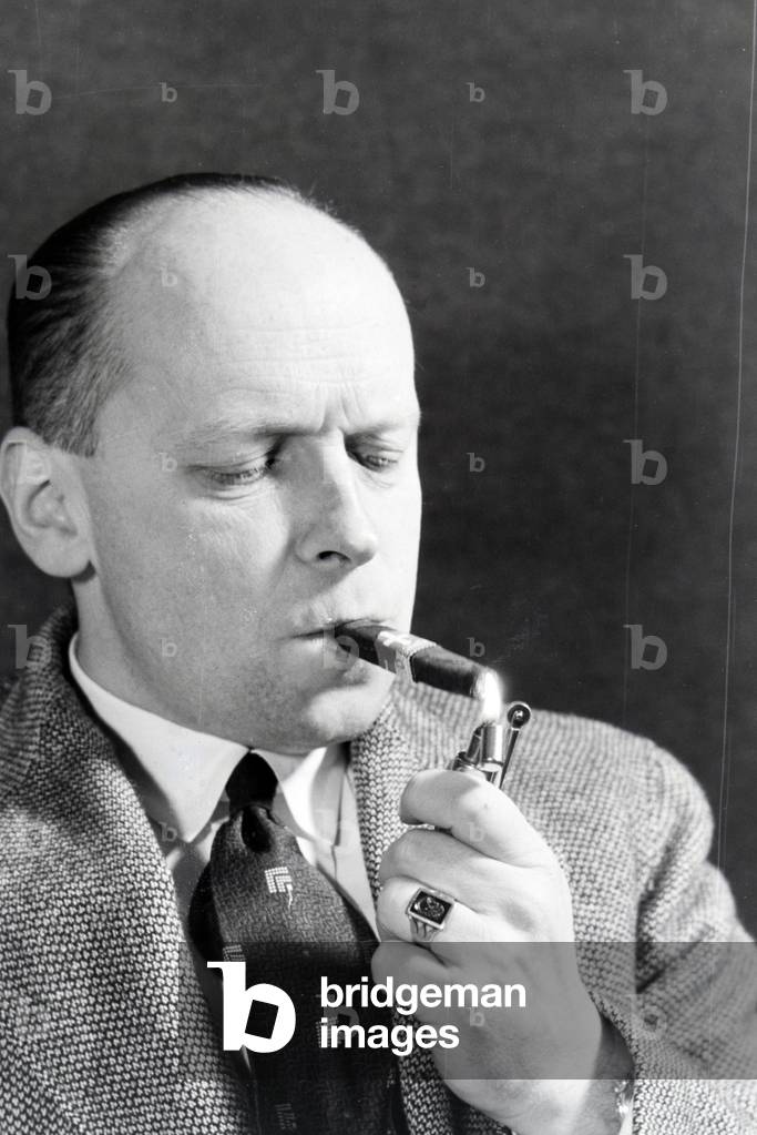 A man smoking a cigar for an advertising campaign, Germany 1930s (b/w photo)